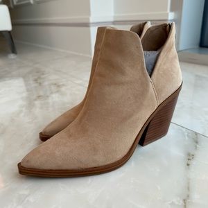 VINCE CAMUTO ⭐️ Pristine Gigietta Beige Suede Bootie Sz 9